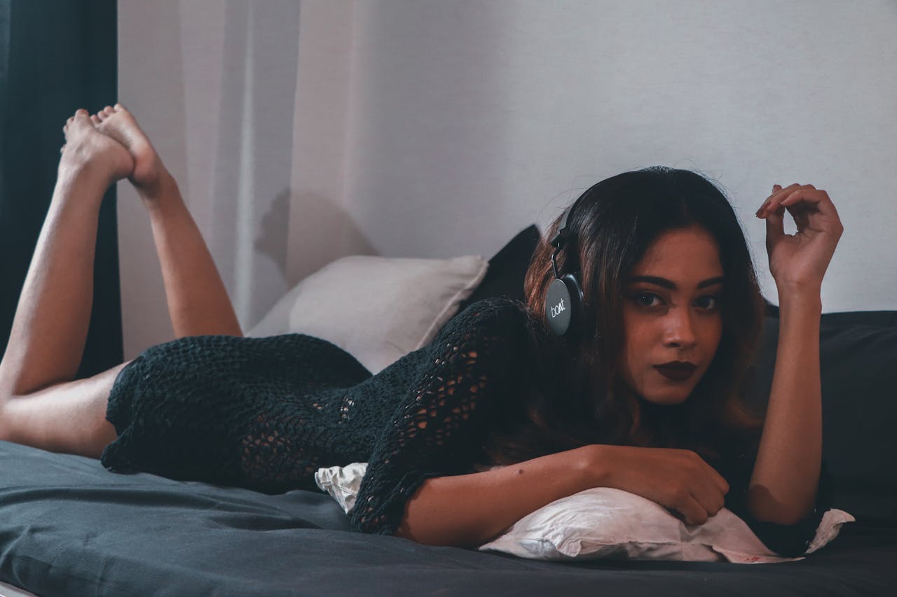 Why More Women Are Choosing Luxury Fashion Online Over Boutiques